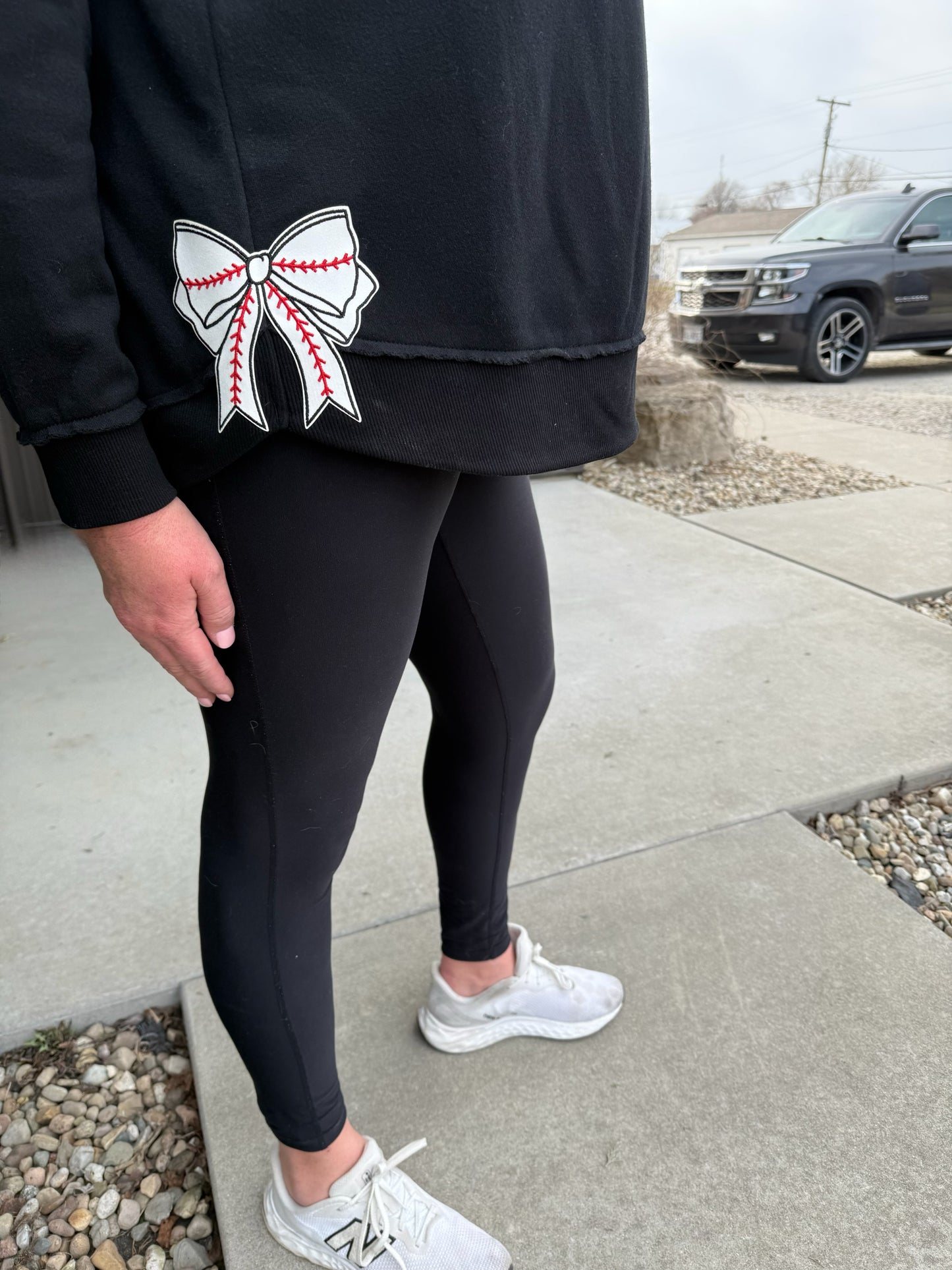 MASCOT AND SIDE SEAM SPORT BOW